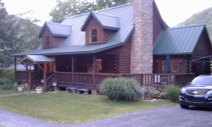 Kennerdell Apartment | Beautiful apartment in a rustic log home on theAllegheny River.