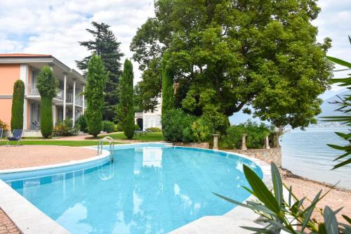 Porto Ceresio Apartment | Beautiful apartment on the lake, pool & parking - Nr 123