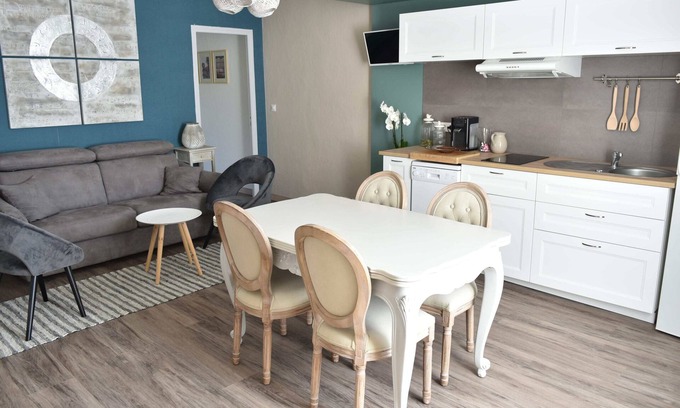 Pezenas Apartment | Beautiful apartment T3, private parking "Au logis de Pézenas".