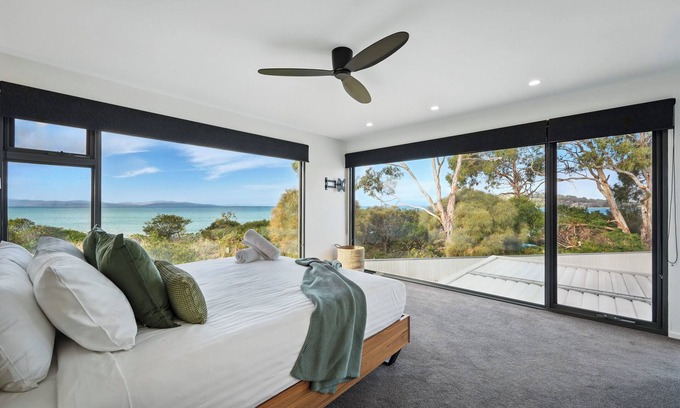 Lauderdale House | Beautiful Balook - 3 Bedroom Beach House