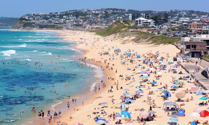 Bar Beach Apartment | Beautiful Bar Beach - stay 300m to Sand & Surf. Walk to Cafes & Restaurants.