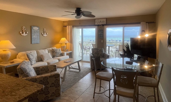 Fort Walton Beach Condo | Beautiful beachfront condo with shared pool and beach access