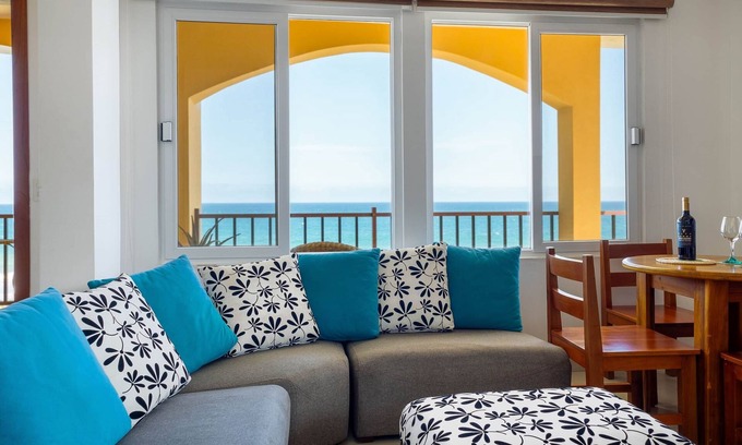 Manta Apartment | Beautiful Beachfront 1-bedroom Apartment with Pool