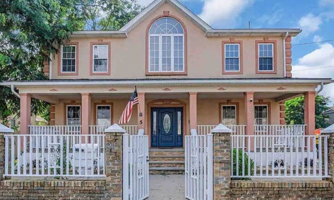Keansburg House | Beautiful Beach Mansion - 1 Block to the Beach