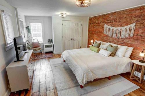 Historic Downtown Lancaster House | Beautiful Boho Villa on Vine in the heart of Lancaster