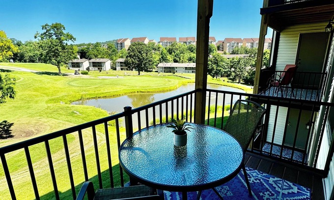 Table Rock Condo | Beautiful Branson Pointe Royale One Bedroom King + Queen Sleeper Sofa