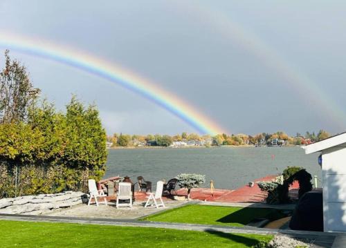 Pickering House | Beautiful Breezy Lake House!