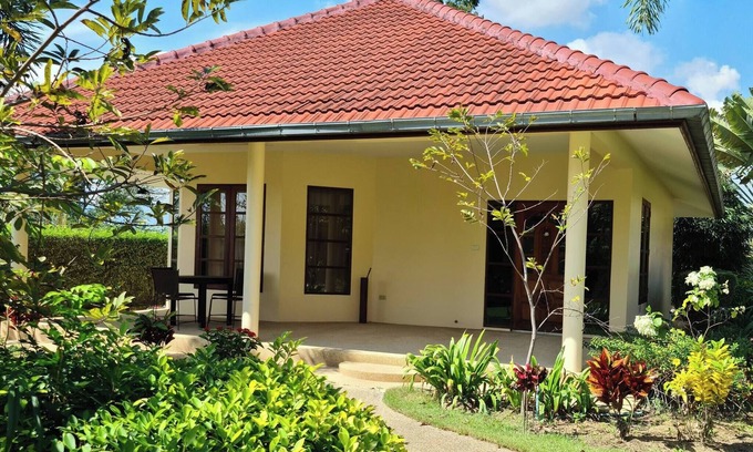 Cha-am House | Beautiful bungalow with shared outdoor pool and 2km from the beach