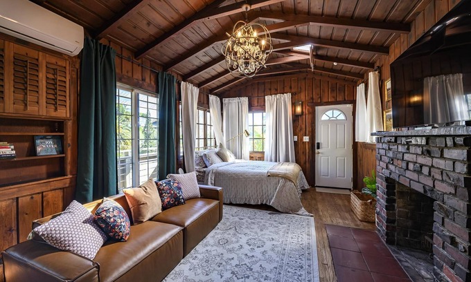 Hollywood Heights Cabin | Beautiful Bungalow with Indoor Fireplace