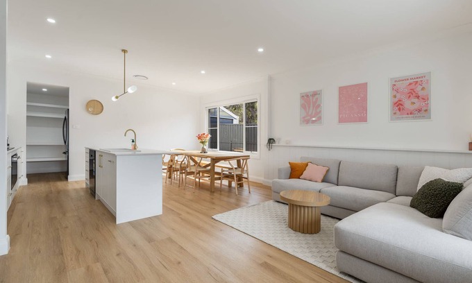 Bletchington House | Beautiful Burrendong - Fresh, Bright & Welcoming