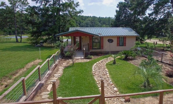 Kennard Cabin | BEAUTIFUL CABIN IN NATIONAL FOREST WITH SCREENED IN PORCH AND POND WITH FOUNTAIN