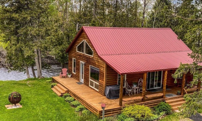 White Lake Cabin | Beautiful Cabin on the Lily River, 2 Bedrooms + Loft With King Size Bed,1 Full Bath!
