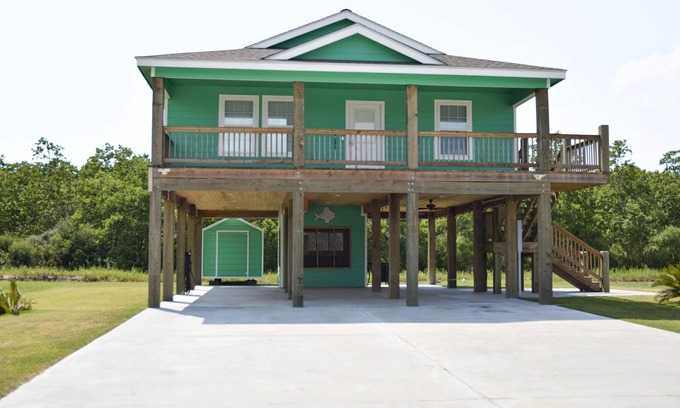 Hackberry House | Beautiful Canalfront in Hackberry. Minutes to Beach, Calcasieu Lake & Casinos!