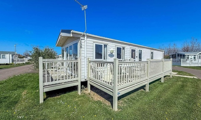 Great Yarmouth House | Beautiful caravan with decking at California Cliffs in Scratby ref 50052L