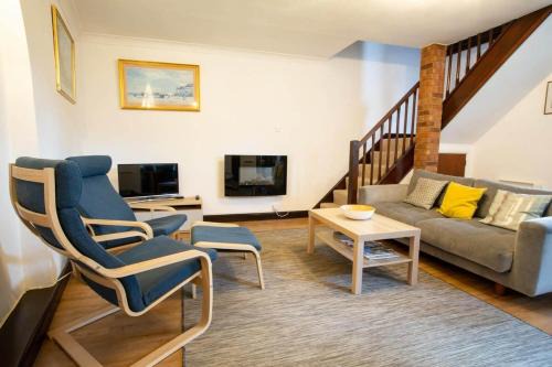 Montpellier House | Beautiful Cheltenham Townhouse Private Parking