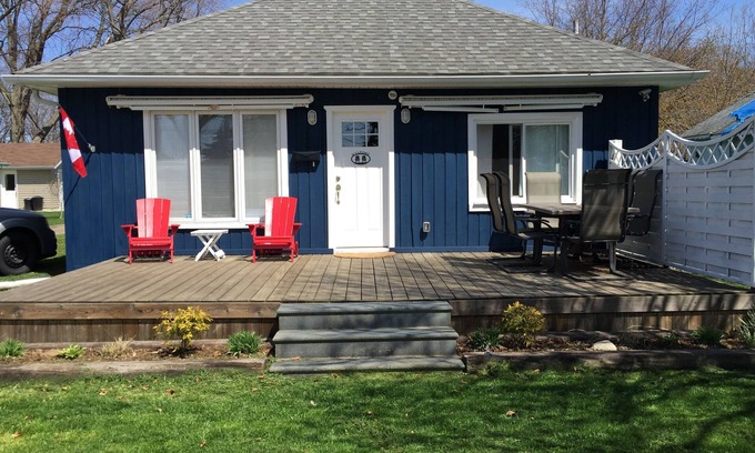 Colchester Cottage | Beautiful, clean cottage, 4 min walk to the beach/playground. Many wineries!