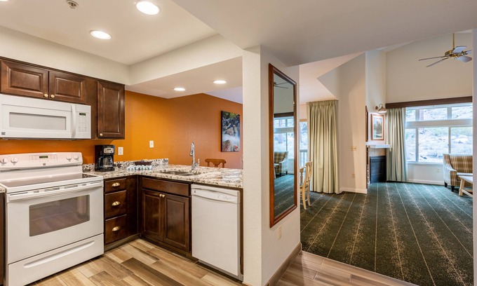 Elk Point Condo | Beautiful Club Wyndham South Shore, 1 Bedroom Deluxe Suite