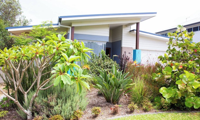 Diamond Beach House | Beautiful coastal holiday home only moments from the sand, great surf and cafes.