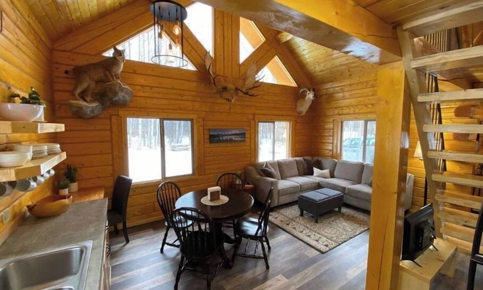 Wasilla Cabin | Beautiful Comfy Alaskan Log Home 1