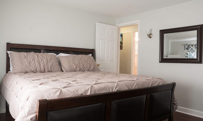 Hasbrouck Heights Apartment | Beautiful, Convenient, easy access to NYC, shopping, WiFi, free parking