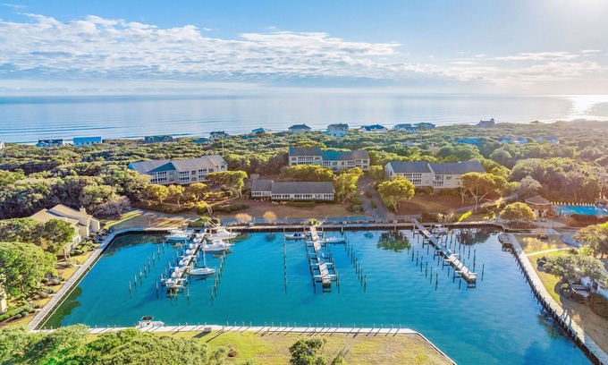 Pine Knoll Shores Condo | Beautiful Condo w/Central AC, washer/dryer, marina, 6 pools, & tennis