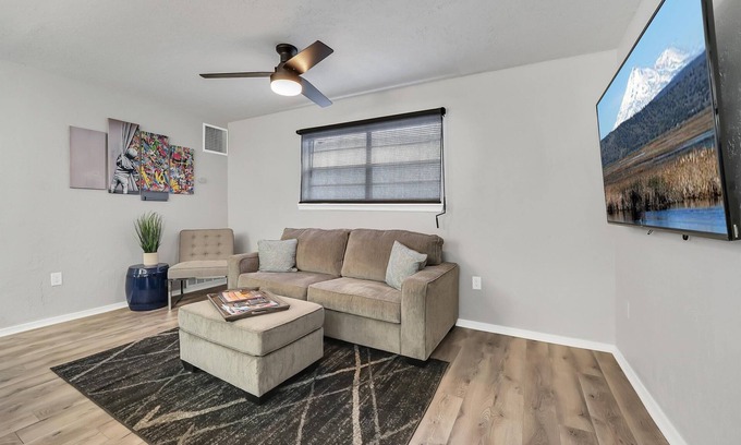 Lawton Apartment | Beautiful Contemporary Suite #02