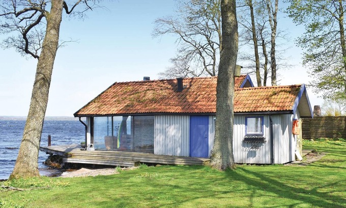 Horby House | Beautiful cottage on a lakeside property with wood-burning stove, sauna and beautiful view of lake R