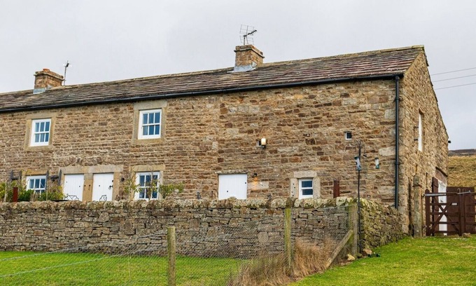 Low Row House | Beautiful cottage with breathtaking views! Sleeps 3 & 1 dog, w/WiFi & pub nearby!