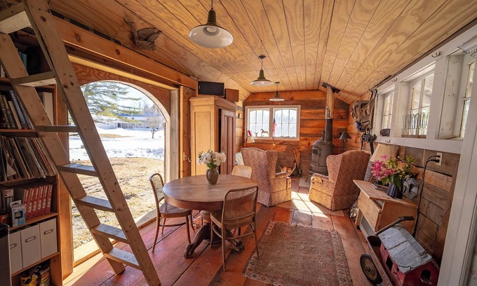 South Londonderry Cabin | Beautiful country cabin with hot tub and outdoor shower in Londonderry