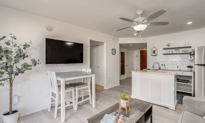 Tucson Apartment | Beautiful Country Club Retreat!