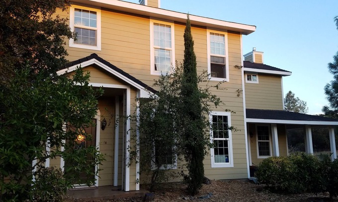 Pulga House | Beautiful Country Getaway, 2 Miles to Lake!