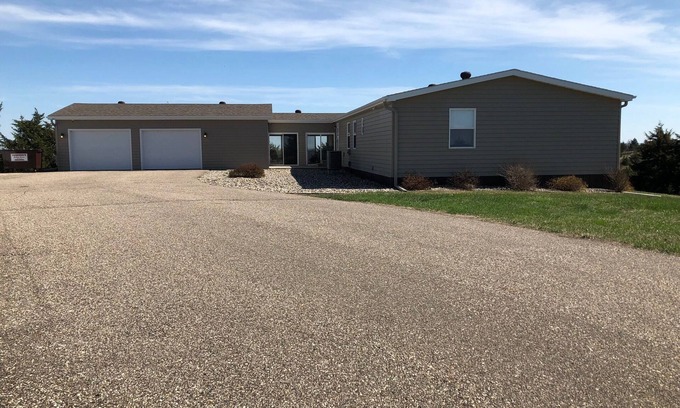 Yankton House | Beautiful Country Setting mins from Lewis & Clark