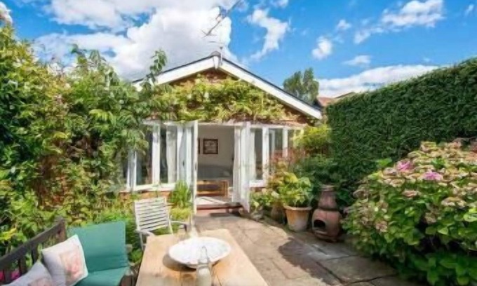 Bosham Cottage | Beautiful Courtyard Studio In The Heart Of Picturesque Bosham