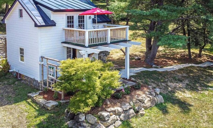 Chester House | Beautiful cozy cottage for spring fun!