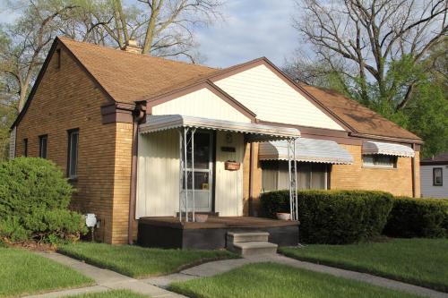 Oak Park Apartment | Beautiful, Cozy Stay in Oak Park, Queen Bedroom, Work Setup & Backyard Grill