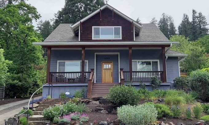 Amazon House | Beautiful Craftsman-style home in the hills, near the U of O!