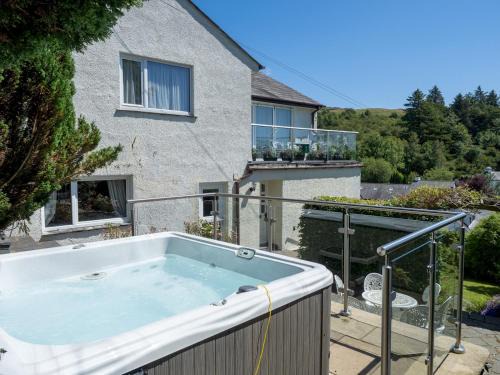 Low Newton House | Beautiful Detached Property Hot Tub Sauna Pass The Keys