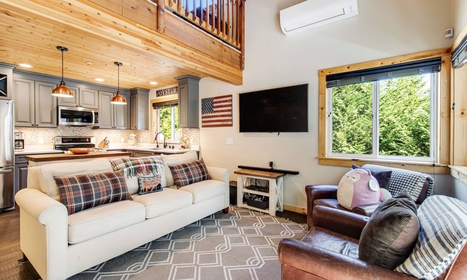 Lilliwaup House | Beautiful Dog-Friendly Secluded Home W/Private Hot Tub, Gas Grill & More
