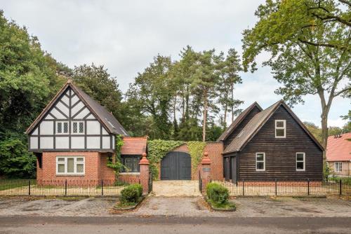 Bazuin Villa | Beautiful English Villa with hottub