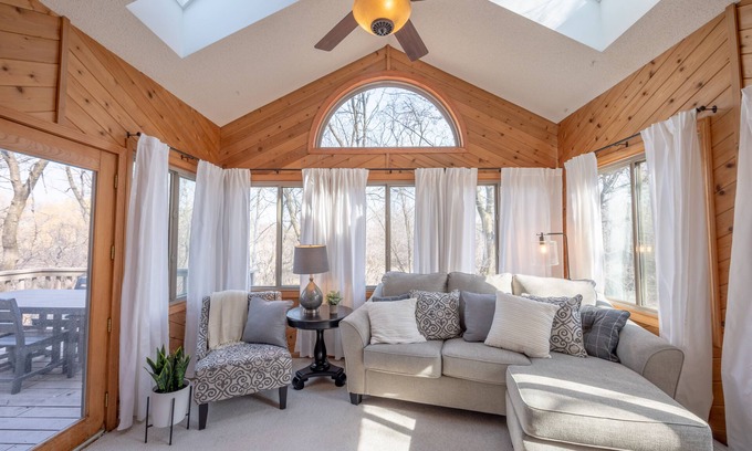 Eagan House | Beautiful Family Home! Close to Outlet Malls