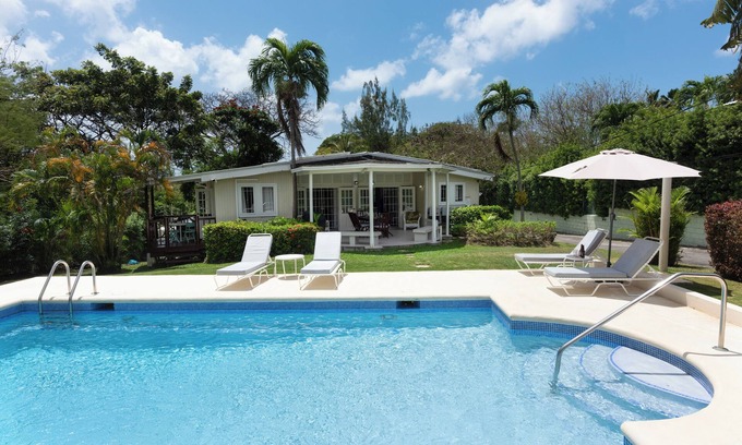 Mullins Villa | Beautiful family villa in a secluded location just 4min walk from Mullins beach