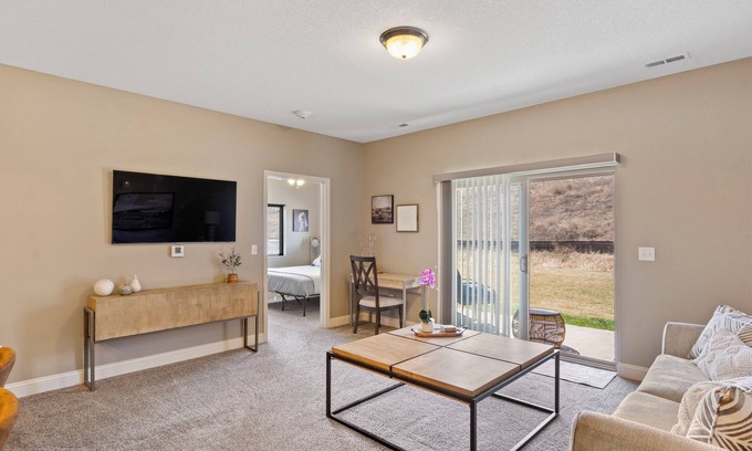 West Des Moines Apartment | Beautiful Flowing Ground Floor 2 Bedroom with Spacious Kitchen & Private Garage.