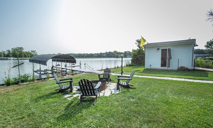 McHenry House | Beautiful Fox River Waterfront House Getaway