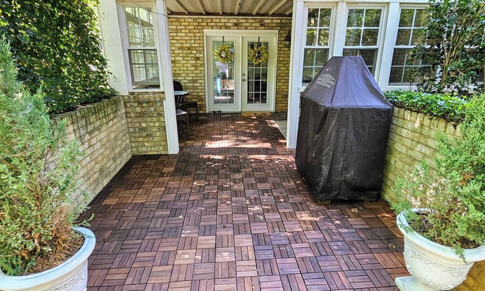 Mayhew Apartment | Beautiful Garden Apartment Weekly or Monthly Stays