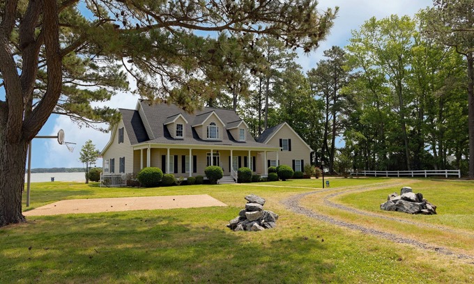 Hallieford House | Beautiful Golden View Bayfront Retreat