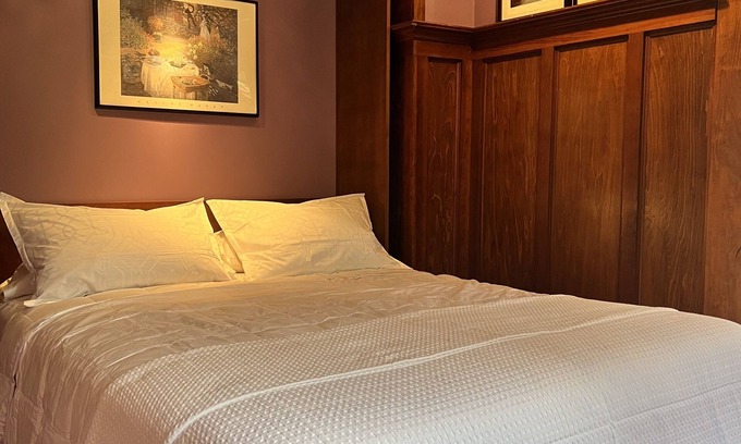 Nelson Apartment | Beautiful heritage home suite on main floor in Nelson's best location. Upscale.