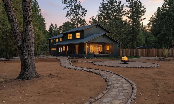 Glencoe House | Beautiful Home Close To Activities with WiFi.