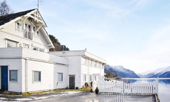 Ullensvang House | Beautiful home in Hovland with kitchen