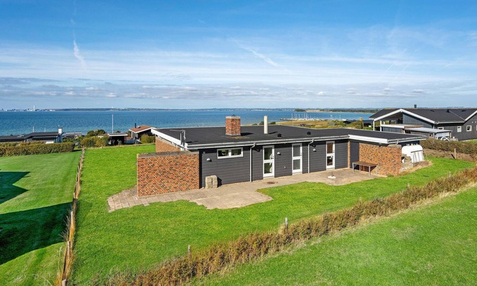 Skødshoved Strand House | Beautiful home in Knebel with WiFi