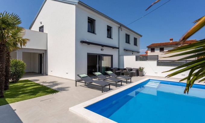 Njivice House | Beautiful home in Njivice with kitchen